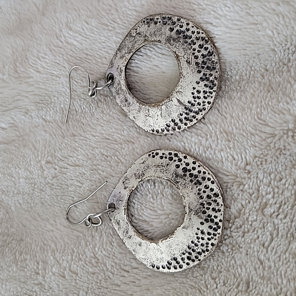Women's hanging earrings